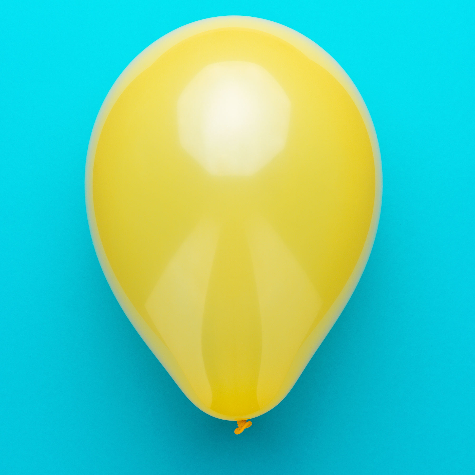 minimalist-photo-of-balloon-on-the-turquoise-blue-2022-07-19-00-27-00-utc.jpg